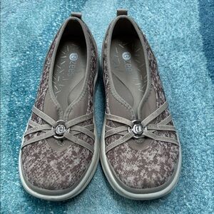 BZees Niche Slip On Shoes, Sz 8.5